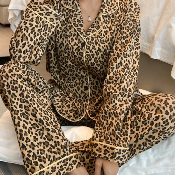 2-piece set of women's sexy and light luxury random printed leopard print long-sleeved cardigan and long pants set home clothes.
